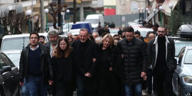 Τέμπη: Ανείπωτη θλίψη στα Γιαννιτσά στην κηδεία της 23χρονης Ιφιγένειας