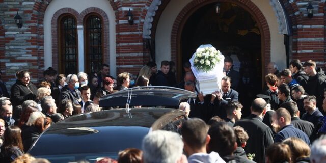 Τέμπη: Το “τελευταίο αντίο” στα θύματα της πολύνεκρης τραγωδίας