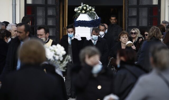 Σε κλίμα οδύνης οι κηδείες των θυμάτων του πολύνεκρου δυστυχήματος στα Τέμπη
