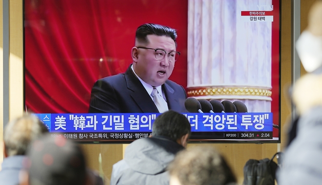 Β. Κορέα: Σε ελιγμούς πραγματικού πολέμου εκπαιδεύει τον στρατό ο Κιμ Γιονγκ Ουν