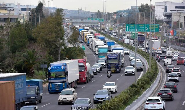 Κίνηση στους δρόμους: “Σημειωτόν” τα οχήματα στον Κηφισό – Προβλήματα και στο κέντρο της Αθήνας