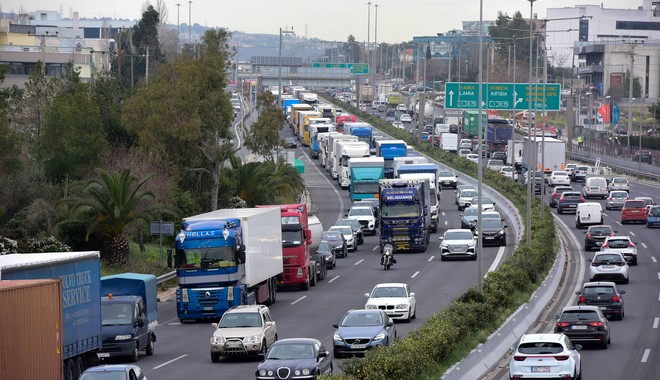Κίνηση στους δρόμους: “Σημειωτόν” τα οχήματα στον Κηφισό – Προβλήματα και στο κέντρο της Αθήνας