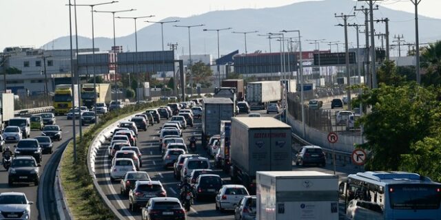 Κίνηση στους δρόμους: “Στο κόκκινο” Κηφισός και Αττική Οδός – Πούλμαν έκλεισε τη Λεωφ. Μαρκόπουλου
