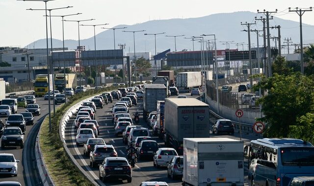 Κίνηση στους δρόμους: “Στο κόκκινο” Κηφισός και Αττική Οδός – Πούλμαν έκλεισε τη Λεωφ. Μαρκόπουλου