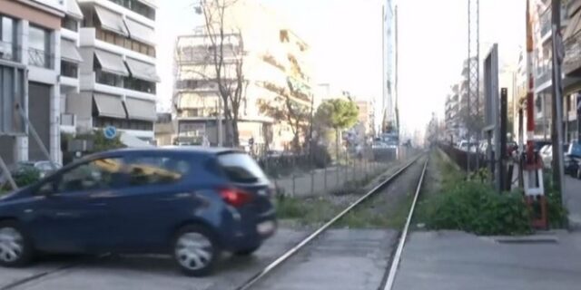 Με μανιβέλα κατεβαίνουν οι μπάρες (και) σε σιδηροδρομική διάβαση στον Κολωνό