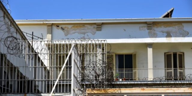 Βόλος: Απέδρασε από το κρατητήριο… με τηλεκάρτα