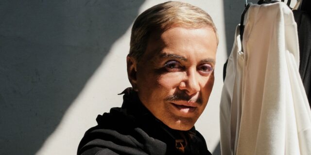 Ο Λάκης Γαβαλάς φτιάνει άφυλα ρούχα, σιχαίνεται την ασυδοσία και τους πολιτικούς που μένουν στο “Γάμα”