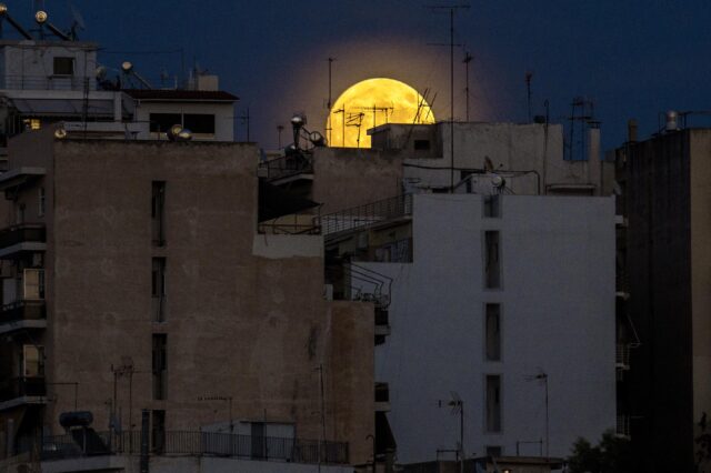 Οι viral φωτογραφίες των αθηναϊκών lockdown σε ένα λεύκωμα