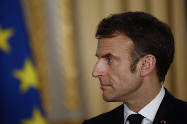 Η Γαλλία “φλέγεται”, το μέλλον του Μακρόν διακυβεύεται – Σε πόσο δύσκολη θέση βρίσκεται;