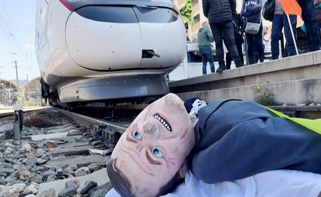 Γαλλία: Διαδηλωτές πέταξαν ομοίωμα του Μακρόν στις γραμμές τρένου στη Νίκαια