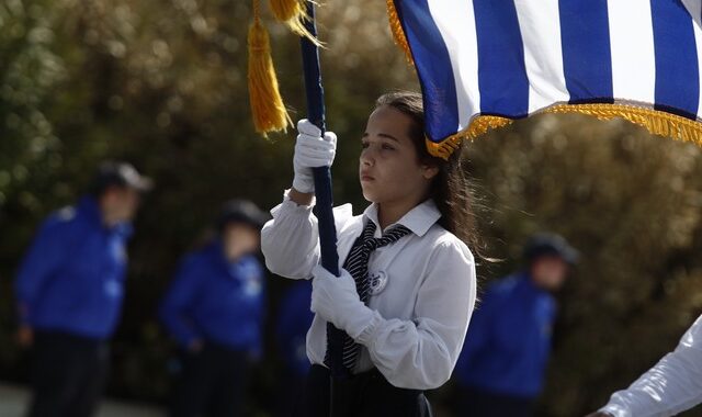 25η Μαρτίου: Η μαθητική παρέλαση στο κέντρο της Αθήνας σε εικόνες