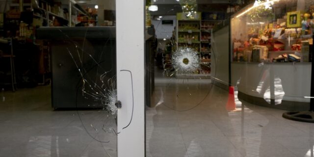 Μέσι: Σοκάρουν οι φωτογραφίες από τη γαζωμένη με σφαίρες τζαμαρία του μαγαζιού της συζύγου του Αργεντινού
