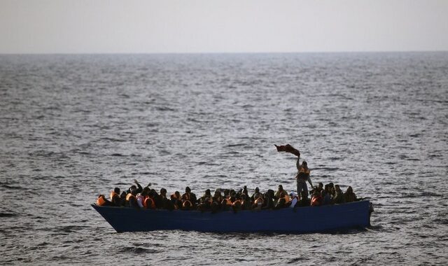 Ιταλία: Πάνω από 1.300 μετανάστες αποβιβάστηκαν στις ακτές μετά από πολλαπλές διασώσεις