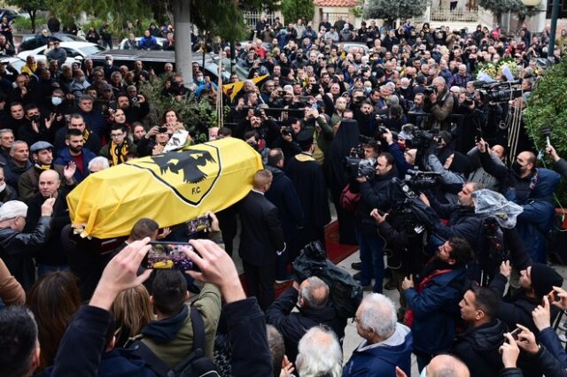 Μίμης Παπαϊωάννου: Πλήθος κόσμου και συγκίνηση στο τελευταίο αντίο, ο ύμνος της ΑΕΚ “συνόδευσε” το φέρετρο