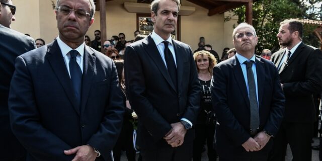 Το τελευταίο “αντίο” στον μηχανοδηγό της εμπορικής αμαξοστοιχίας – Στην κηδεία ο Κ. Μητσοτάκης