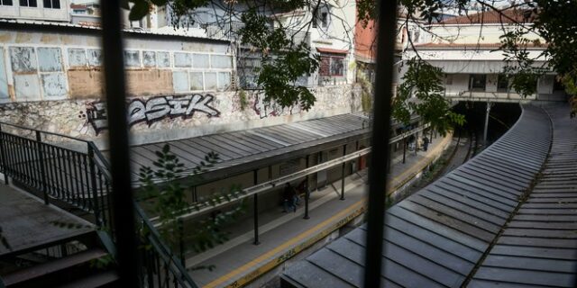 Μοναστηράκι: Η έξοδος κινδύνου στον σταθμό του τρένου “βγάζει” σε χώρο εστίασης