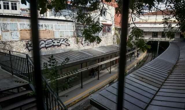 Μοναστηράκι: Η έξοδος κινδύνου στον σταθμό του τρένου “βγάζει” σε χώρο εστίασης