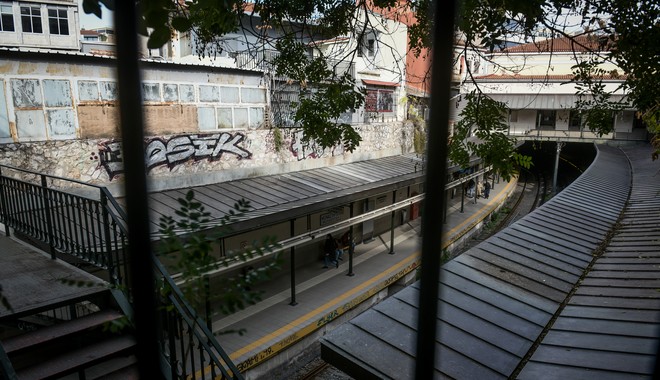 Μοναστηράκι: Η έξοδος κινδύνου στον σταθμό του τρένου “βγάζει” σε χώρο εστίασης