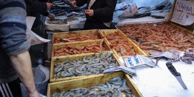 Καλάθι νοικοκυριού: Ανακοινώσεις για τις τιμές – “Μάχη” για την τιμή του μπακαλιάρου με όχημα τη Βαρβάκειο
