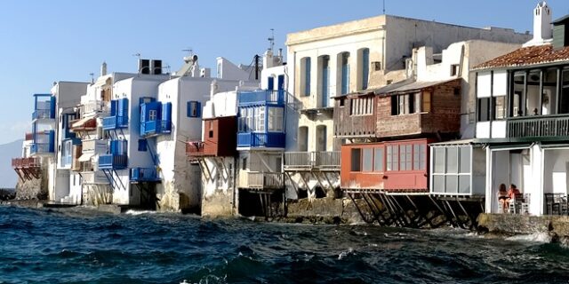 Μπαράζ ελέγχων για πολεοδομικές παραβάσεις στη Μύκονο