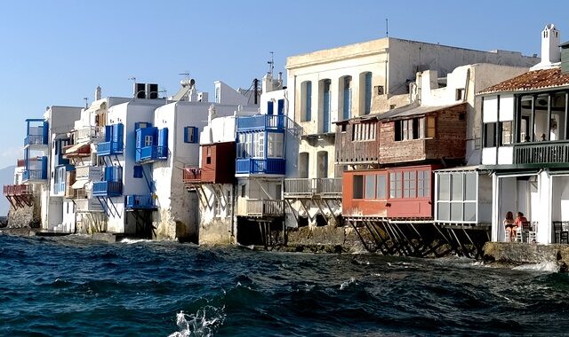 Μπαράζ ελέγχων για πολεοδομικές παραβάσεις στη Μύκονο