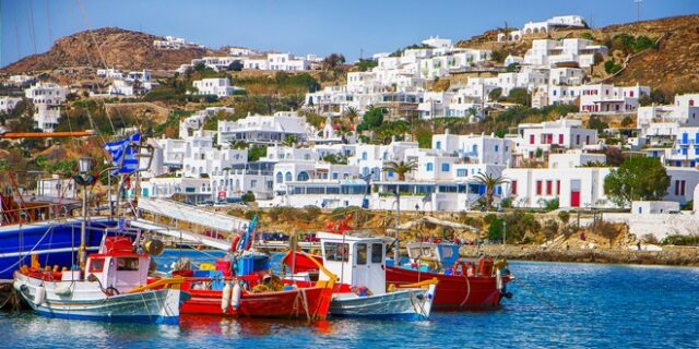 Μύκονος: Αναστέλλεται η έκδοση οικοδομικών αδειών στις εκτός σχεδίου περιοχές – Σκρέκας: “Η Πολιτεία δεν εκβιάζεται”