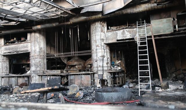 Νέα Σμύρνη: Βίντεο από τη φωτιά στο εστιατόριο – “Άκουσα ένα τζάμι να σπάει και μετά μία έκρηξη”