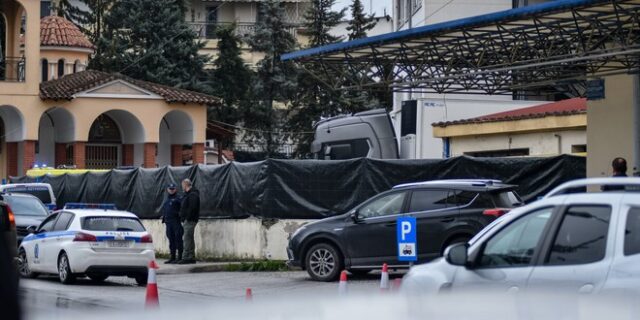 Διευθυντής ΜΕΘ νοσοκομείου Λάρισας: “Σταθερά κρίσιμη” η κατάσταση του μοναδικού επιζώντα από το πρώτο βαγόνι