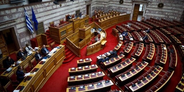 Βουλή: Κοινό αίτημα από την αντιπολίτευση για διακοπή της συνεδρίασης λόγω της συγκέντρωσης
