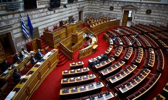 Βουλή: Κοινό αίτημα από την αντιπολίτευση για διακοπή της συνεδρίασης λόγω της συγκέντρωσης