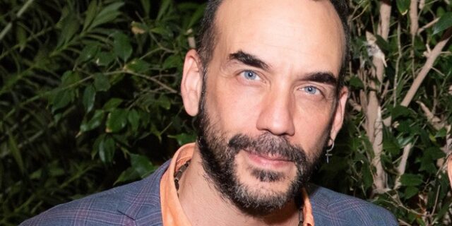 Πάνος Μουζουράκης: Παντρεύεται με την Μαριλού Κοζάρη στην Αίγινα