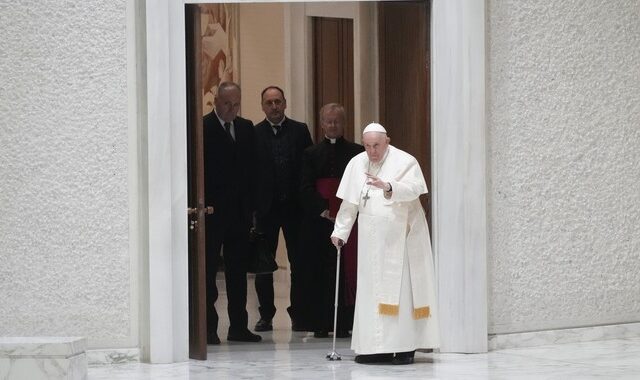 Πάπας Φραγκίσκος: Σάλος με τη fake φωτογραφία του με λευκό μπουφάν που θυμίζει ράπερ