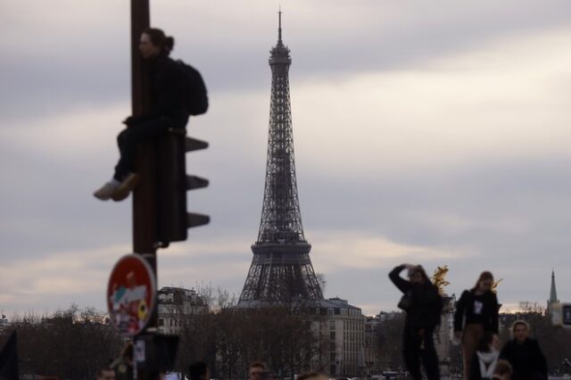 Αιφνιδιαστικές έφοδοι σε μεγάλες τράπεζες στο Παρίσι για “ξέπλυμα” και φορολογικές απάτες