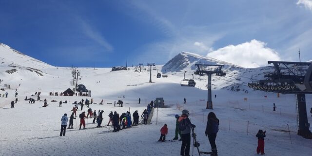 Στο Χιονοδρομικό Κέντρο Παρνασσού μπορείς να κάνεις σκι μέχρι την άνοιξη