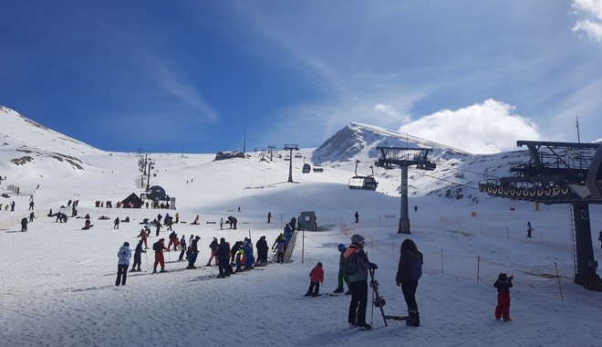 Στο Χιονοδρομικό Κέντρο Παρνασσού μπορείς να κάνεις σκι μέχρι την άνοιξη