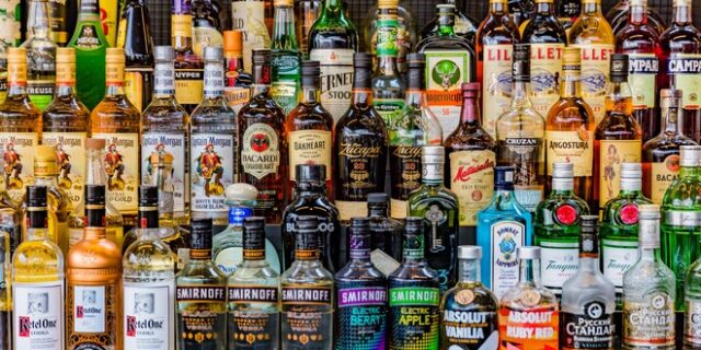 ΣΔΟΕ: Εξάρθρωσε δίκτυο παρασκευής νοθευμένων αλκοολούχων ποτών – Δύο συλλήψεις