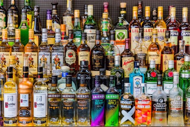 Εγκληματική οργάνωση είχε κατακλύσει μπαρ, κάβες και μίνι μάρκετ με ποτά “μπόμπες” από Βουλγαρία
