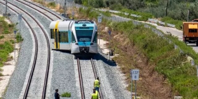 Στα “τυφλά” και τα τρένα της Πάτρας – Λειτουργεί χωρίς ηλεκτροκίνηση η γραμμή Κιάτο   Αίγιο