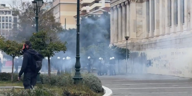 Οργή για τα Τέμπη: Σοβαρά επεισόδια αυτήν την ώρα στην Πρυτανεία