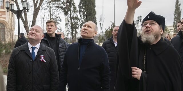 Πούτιν: Αιφνιδιαστική επίσκεψη στην Κριμαία μία μέρα μετά το ένταλμα σύλληψης
