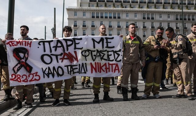 Σύνταγμα: Με μαύρα περιβραχιόνια οι εποχικοί πυροσβέστες – Τα αιτήματά τους