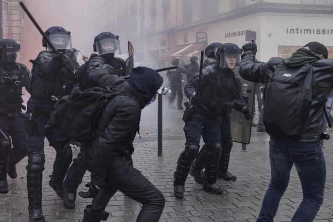 Γαλλία: Εκατοντάδες ψαράδες διαδήλωσαν στη Ρεν – Άγρια επεισόδια με την αστυνομία