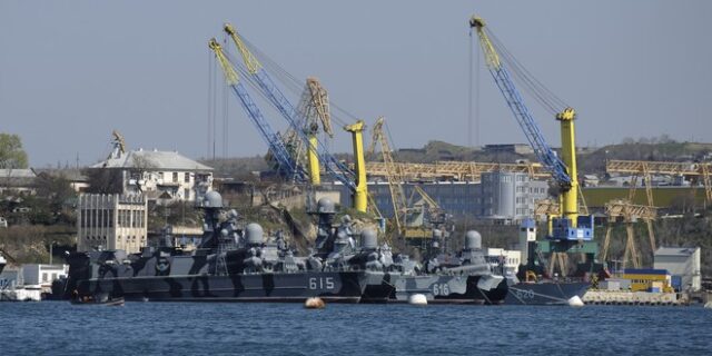 Ρωσία: “Απώθησε” επίθεση μη επανδρωμένου σκάφους στο λιμάνι της Σεβαστούπολης
