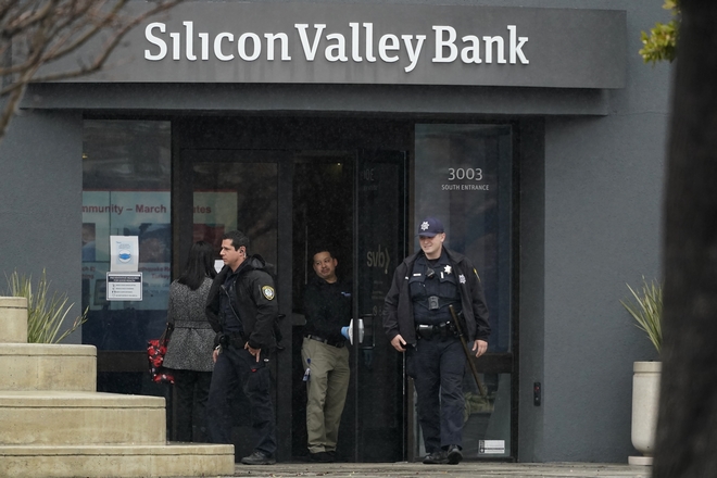 Οι αρχές των ΗΠΑ θα επιτρέψουν να αναληφθούν “όλες” οι αποταμιεύσεις στη Silicon Valley Bank
