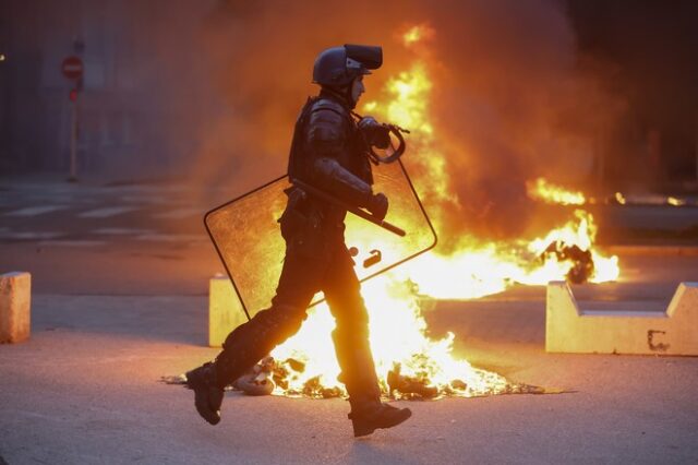 “Φλέγεται” η Γαλλία: Ογκώδεις διαδηλώσεις, απεργίες και βίαιες συγκρούσεις σε όλη τη χώρα