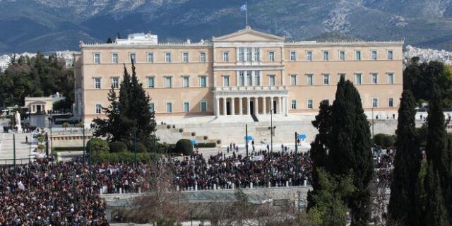 Το Μαξίμου απέναντι στην κοινωνία