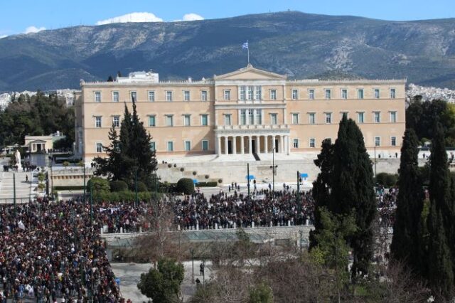 Το Μαξίμου απέναντι στην κοινωνία