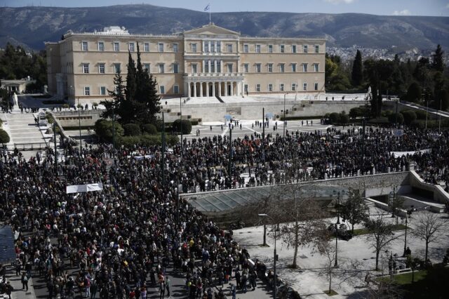 Οργή λαού που “έσεισε” την Ευρώπη – “Αντιμέτωπος με τις μαζικότερες διαδηλώσεις της δεκαετίας ο Μητσοτάκης”