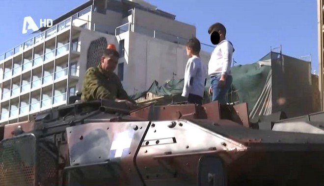 Σύνταγμα: Ανήλικα πάνω σε τεθωρακισμένα άρματα μάχης – Ένα λάθος μήνυμα