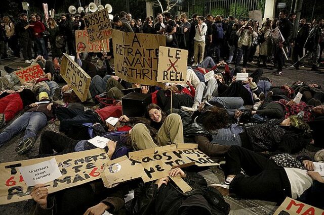 “Νίκη στους απεργούς της Γαλλίας” – Συγκέντρωση στη γαλλική πρεσβεία στην Αθήνα